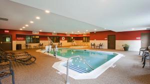 Holiday Inn Express & Suites Chicago-Deerfield Lincolnshire, an IHG Hotel内部或周边的泳池