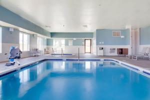 奇克谢奇克谢智选假日套房酒店 的大楼内一个蓝色的大型游泳池
