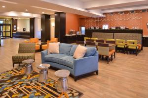 奥斯汀奥斯汀南旅馆及套房智选假日酒店的大堂配有沙发和桌椅
