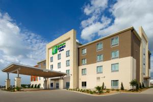 贝城Holiday Inn Express & Suites Bay City, an IHG Hotel的建筑一侧有标志的酒店