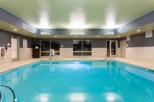 布里格姆城Holiday Inn Express & Suites - Brigham City - North Utah, an IHG Hotel的蓝色海水大型游泳池