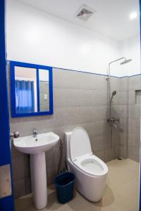 公主港Skytel Palawan的一间带水槽、卫生间和镜子的浴室