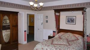 莱德伯里丽多之家酒店的一间卧室配有一张床和一个吊灯