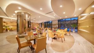 南通南通金桥智选假日酒店的餐厅设有桌椅和窗户。