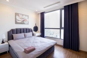 河内满屋时代城市公寓的一间卧室设有一张大床和一个大窗户