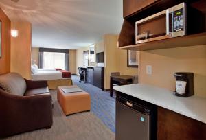 Holiday Inn Express & Suites St Louis Airport, an IHG Hotel的厨房或小厨房