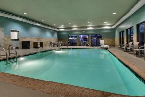 锡达拉皮兹锡达拉匹兹I-380第33大道快捷假日&套房酒店的游泳池位于酒店带等候区和椅子的客房