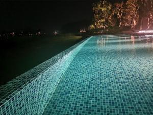 邦涛海滩Cassia Apartment 1的一个晚上用蓝色瓷砖打造的游泳池