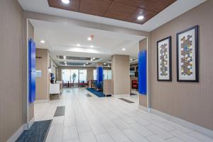 查塔努加Holiday Inn Express & Suites Chattanooga - East Ridge, an IHG Hotel的走廊上设有蓝色墙壁和瓷砖地板的办公室