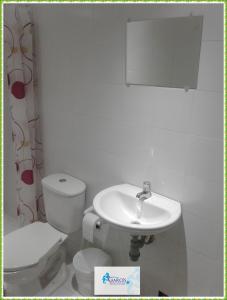 卡塔赫纳HOTEL CASA GARCES的白色的浴室设有卫生间和水槽。