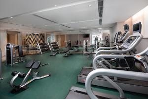兰州兰州中心套房假日酒店的健身房设有数台跑步机和有氧运动器材