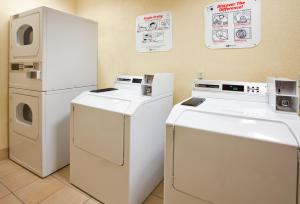 斯普林菲尔德斯普林菲尔德假日套房酒店的洗衣房配有2个盥洗盆和1台冰箱