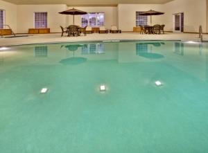 康瑟尔布拉夫斯康瑟尔布拉夫斯 - 会展中心区智选假日酒店及套房的一座蓝色海水的大型游泳池