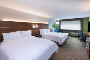 布伦纳姆Holiday Inn Express & Suites - Brenham South, an IHG Hotel的酒店客房配有两张床和一张书桌