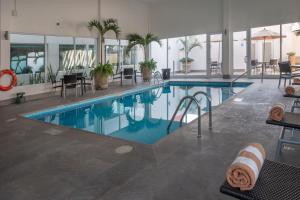 Holiday Inn Express & Suites Silao Aeropuerto Terminal, an IHG Hotel内部或周边的泳池