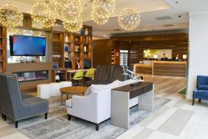 里士满里士满温哥华机场假日酒店的大堂配有沙发、椅子和电视