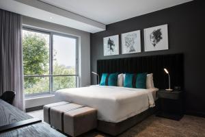 约翰内斯堡资本帝国公寓式酒店的一间卧室设有一张大床和一个大窗户