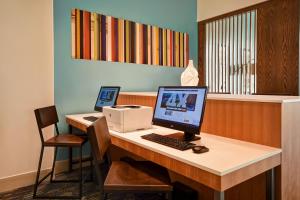 加尔维斯敦Holiday Inn Express & Suites - Galveston Beach, an IHG Hotel的办公室,配有一张桌子、一台电脑和一台打印机