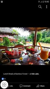 YwamaBamboo Forest River View Hostel的餐厅设有餐桌,供应食物和饮料