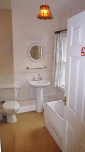 莱德伯里丽多之家酒店的白色的浴室设有水槽和卫生间。