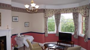 莱德伯里丽多之家酒店的客厅配有桌子和2扇窗户