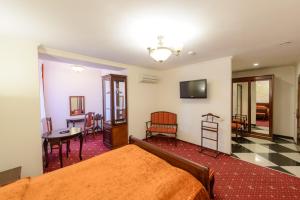 科夫罗夫El Hotel的卧室配有一张床和一张桌子及椅子
