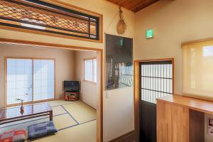 富士吉田市Kitaguchi Tougakukan的一间设有门的房间,可通往客厅