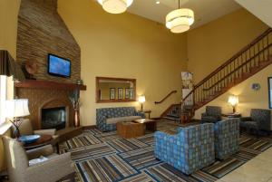峡谷城峡谷智选假日酒店的带沙发和壁炉的客厅