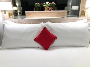 圣文森特Hotel Alla Posta的床上的红色枕头和白色枕头