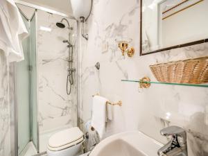 罗马拉贝勒酒店的浴室配有卫生间、盥洗盆和淋浴。