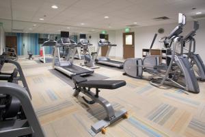 代顿Holiday Inn Express & Suites - Dayton Southwest, an IHG Hotel的健身房设有数台跑步机和有氧运动器材