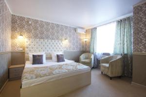 梁赞阿利瓦酒店的酒店客房设有床和窗户。