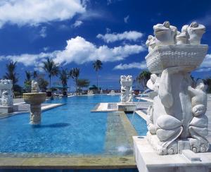 拉古洼昂格桑纳宾坦酒店的一座带喷泉和棕榈树的大型游泳池