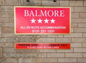 爱丁堡巴尔莫尔宾馆的砖墙上的红色标志,标有球公园的标志