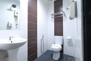 吉隆坡Suite Dreamz Hotel的一间带卫生间和水槽的浴室