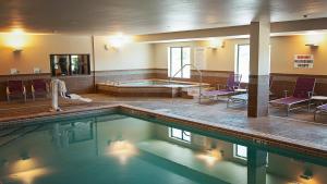 威奇托威奇托东北部智选假日套房酒店的大楼内带热水浴池的大型游泳池