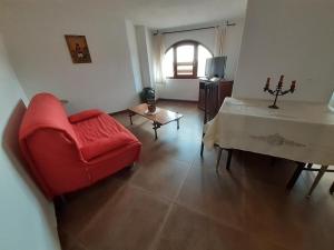 奥罗塞伊Casa Ombrina的客厅配有红色的沙发和桌子