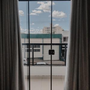 弗朗西斯科贝尔特朗Petri Plaza Hotel的从带窗帘的窗户可欣赏到建筑的景色