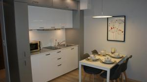 斯维诺乌伊希切Apartament Agata的厨房配有桌椅和微波炉。