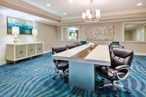 卡梅尔Holiday Inn Express & Suites Carmel North – Westfield, an IHG Hotel的一间会议室,配有大桌子和椅子