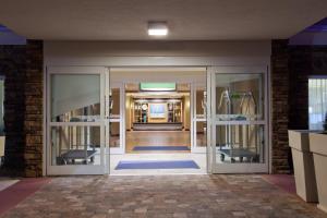 亨茨维尔亨茨维尔西-研究园智选假日酒店的玻璃门进入大楼