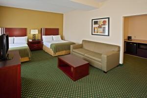 Holiday Inn Express & Suites Indianapolis - East, an IHG Hotel客房内的一张或多张床位