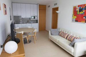 马塔拉斯卡尼亚斯Apartamento con vistas al mar primera linea playa Matalascañas的客厅配有沙发和桌子