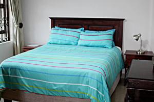 爱德华港Tuscany By The Sea的一间卧室配有一张带蓝色和白色棉被的床