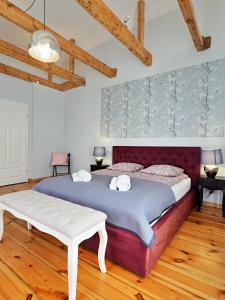 索波特Berni's home Apartament z tarasem的一间卧室设有一张大床,铺有木地板。