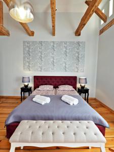 索波特Berni's home Apartament z tarasem的一间卧室配有一张大床和两条毛巾