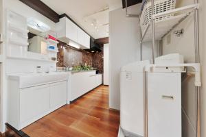 东京Terrace Terano#201的厨房配有白色橱柜和冰箱。