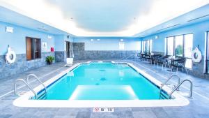 埃尔克顿埃尔克顿大学区智选假日酒店的大房间的一个大型游泳池