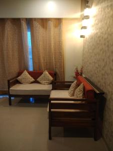 罗纳瓦拉Parishreya Holiday home Lonavala的带沙发和窗户的客厅