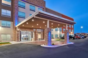 埃尔帕索Holiday Inn Express & Suites El Paso East-Loop 375, an IHG Hotel的前面有停车位的大楼